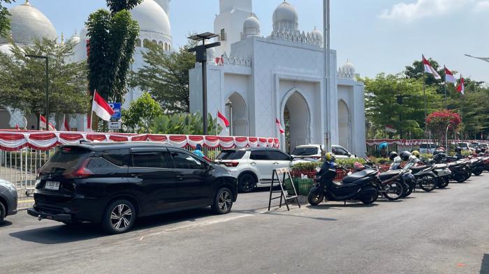 MASIH BEROPERASI - Aktivitas parkir di Jalan Mentawai 1, 2 dan 3 di Masjid Zayed Solo, Sabtu (15/8/2026).  Pemerintah Kota (Pemkot) Solo berencana memindahkan lokasi parkir yang selama ini berada di Jalan Mentawai 1, Jalan Mentawai 2, dan Jalan Mentawai 3, tepat di depan kawasan masjid.