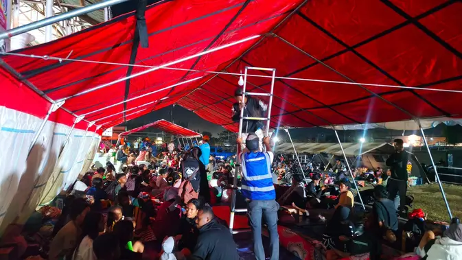 Petugas PLN melakukan pemasangan instalasi listrik di tenda pengungsian korban gempa di Flores, NTT.