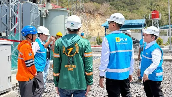 Direktur Utama PLN Darmawan Prasodjo (kedua dari kanan) terjun langsung ke lapangan untuk memastikan percepatan pemulihan kelistrikan pascagempa Flores di wilayah terdampak berjalan optimal.