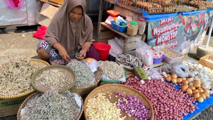 BAWANG KUPAS -  Harga upah bawang kupas menjadi sorotan pascapidato kenegaraan Presiden pada Jumat (14/8/2026).