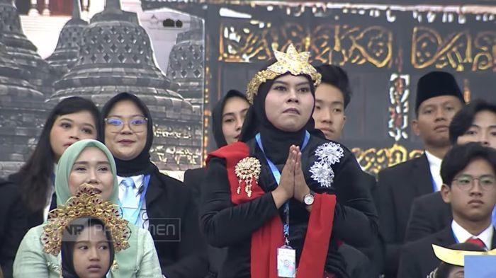 PENGUPAS BAWANG VIRAL - Foto Susanah saat menjadi salah satu tamu di Sidang Tahunan MPR dan Sidang Bersama DPR-DPD di Jakarta, Jumat (14/8/2026). Susanah disebut-sebut sebagai pengupas bawang dengan upah Rp700 ribu per kilogram, kini terungkap pekerjaan aslinya.