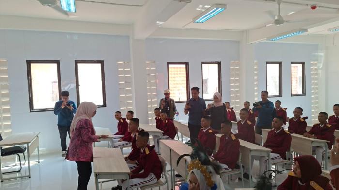 Wali Kota Banjarbaru, Hj Erna Lisa Halaby saat membuka MPLS Sekolah Rakyat 02