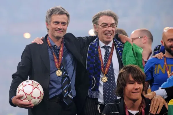 MADRID, SPAIN - MAY 22:  Head coach Jose Mourinho (L) and president Massimo Moratti of Inter Milan celebrate their team's victory at the end of the UEFA Champions League Final match between FC Bayern Muenchen and Inter Milan at the Estadio Santiago Bernabeu on May 22, 2010 in Madrid, Spain.  (Photo by Shaun Botterill/Getty Images)
