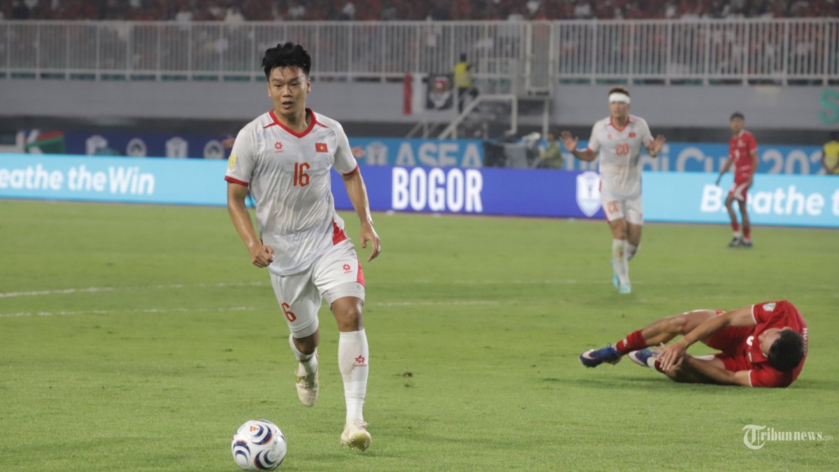 PIALA AFF 2026 - Pemain Timnas Indonesia berebut bola dengan pemain Vietnam pada laga penyisihan grup A piala AFF 2026 di Stadion Pakansari, Senin (3/8/2026). Timnas Indonesia di bungkam 0-3 dari Vietnam dan harus mengakui keunggulan Vietnam pada laga tersebut. Tribunnews/Jeprima