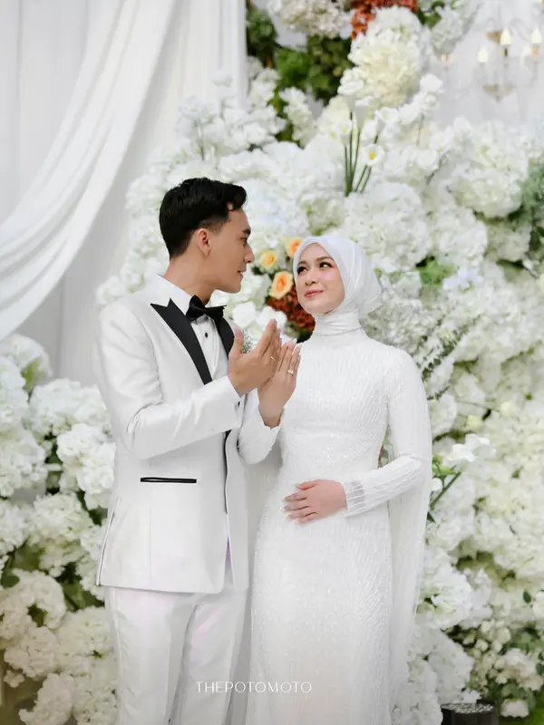 Dea Annisa resmi menikah dengan Mazaki Ahmad dalam balutan gaun modest serba putih (@deaannisa)