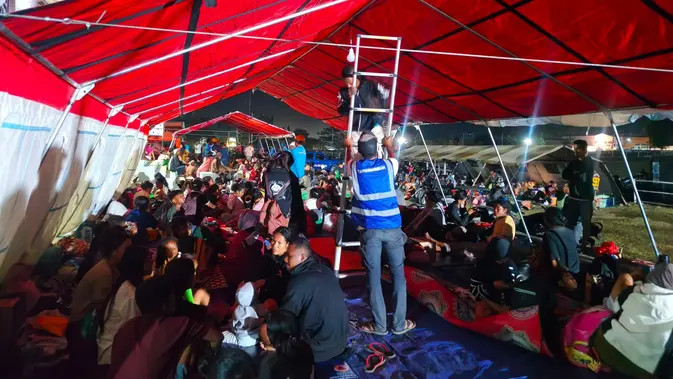 Petugas PLN melakukan pemasangan instalasi listrik di tenda pengungsian korban gempa di Flores, NTT.