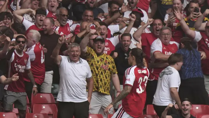 Riccardo Calafiori merayakan golnya di Community Shield 2026 bersama fans Arsenal, Minggu (16/8/2026) (AP Photo/Alastair Grant)