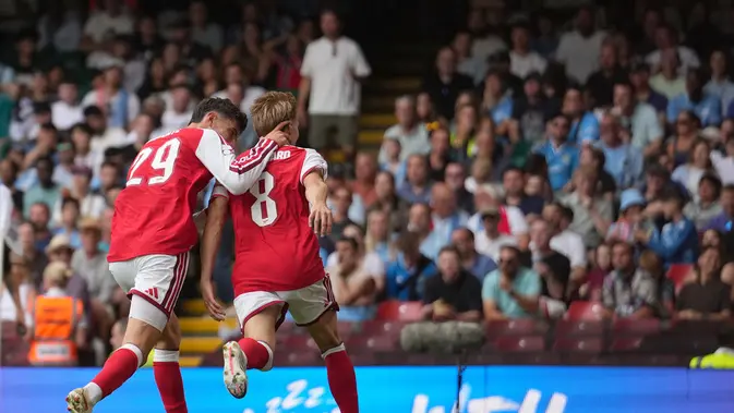 Martin Odegaard berlari usai merayakan golnya ke gawang Manchester City di Community Shield 2026, Minggu (16/8/2026) (AP Photo/Alastair Grant)