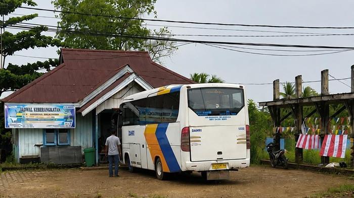 JADWAL DAMRI - Tampak Bus DAMRI rute KTT-Malinau akan berangkat melalui terminal di Jalan Perintis, Tideng Pale, Kecamatan Sesayap, KTT, Kaltara, Senin (17/8/2026). Simak Jadwal Damri dari Tana Tidung menuju Tanjung Selor, jangan lupa juga cek tiket, pada Senin 17 Agustus 2026. (TribunKaltara.com/Rismayanti)