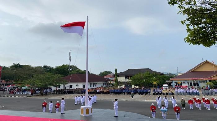 Pelaksanaan upacara pengibaran bendera Merah Putih dalam rangka memperingati HUT ke-81 Kemerdekaan RI di halaman Kantor Wali Kota Pangkalpinang, Senin (17/8/2026). Upacara diikuti ASN, pelajar, mahasiswa, serta sejumlah unsur masyarakat.