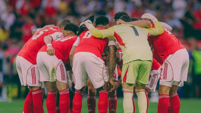 BERKUMPUL - Para pemain Arsenal berkumpul dan berdiskusi bersama pada pertandingan final Liga Champions melawan Paris Saint-Germain (PSG) di Budapest, Hungaria, pada Minggu (31/5/2026) dini hari WIB.