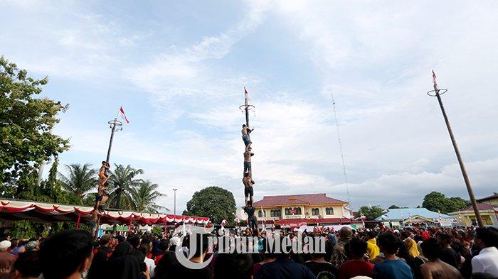 Sejumlah warga mengikuti lomba panjat pinang di Lapangan Barosokai Jalan Rahmadsyah, Kota Medan, Minggu (20/8). Pemko Medan mengadakan Festival Permainan Rakyat dengan tema Kolaborasi Kemerdekaan, berbagai perlombaan digelar dalam rangka memeriahkan HUT Kemerdekaan Republik Indonesia ke-78.