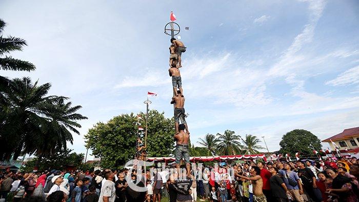 Sejumlah warga mengikuti lomba panjat pinang di Lapangan Barosokai Jalan Rahmadsyah, Kota Medan, Minggu (20/8). Pemko Medan mengadakan Festival Permainan Rakyat dengan tema Kolaborasi Kemerdekaan, berbagai perlombaan digelar dalam rangka memeriahkan HUT Kemerdekaan Republik Indonesia ke-78.