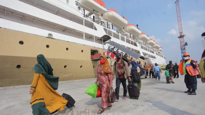KAPAL PELNI - Penumpang turun dari KM Dorolonda saat merapat di Pelabuan Tanjung Priok, Jakarta Utara, Kamis (20/5/2021).