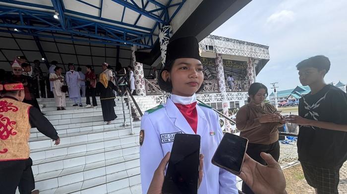 Novi Claudya, siswi SMA 8 Malinau dipercaya mengemban tugas sebagai pembawa baki