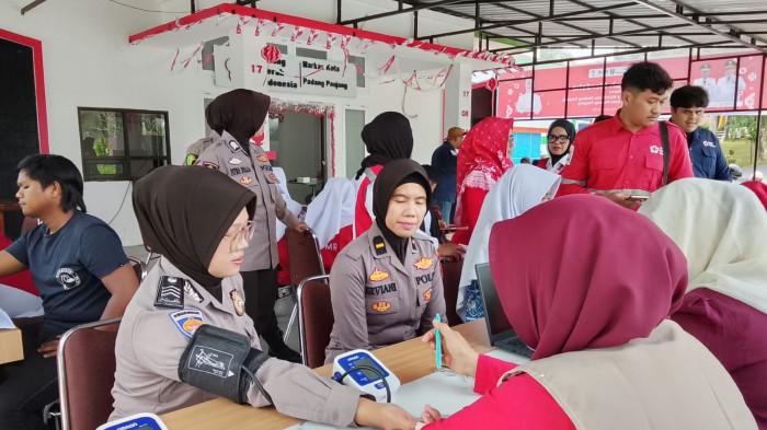 Polres Padang Panjang berpartisipasi dan berkolaborasi bersama Palang Merah Indonesia (PMI) Kota Padang Panjang menggelar kegiatan donor darah sebagai wujud kepedulian sosial serta semangat berbagi kepada sesama, Minggu (16/8/2026).