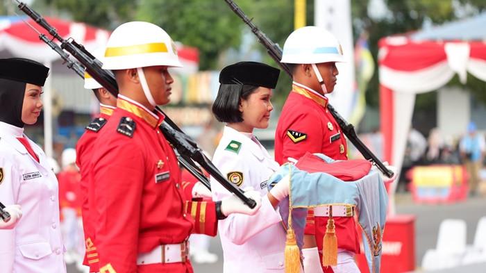 Salsabilasa Khalifa Garini, anggota Paskibraka dari SMAN 2 Pangkalpinang, menjalankan tugas sebagai pembawa baki pada upacara HUT ke-81 Kemerdekaan RI di halaman Kantor Wali Kota Pangkalpinang, Senin (17/8/2026).
