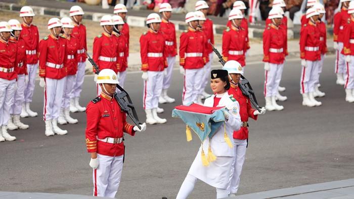 Salsabilasa Khalifa Garini, anggota Paskibraka dari SMAN 2 Pangkalpinang, menjalankan tugas sebagai pembawa baki pada upacara HUT ke-81 Kemerdekaan RI di halaman Kantor Wali Kota Pangkalpinang, Senin (17/8/2026).