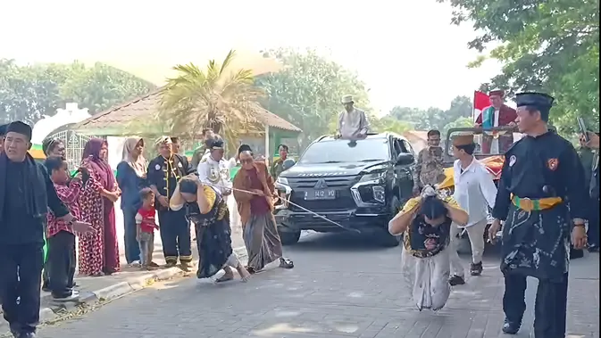 Panglima Kesultanan Banten Rayakan HUT RI dengan Tarik Mobil Pakai Rambut dan Gigi (Foto: EYandhi/Liputan6.com)
