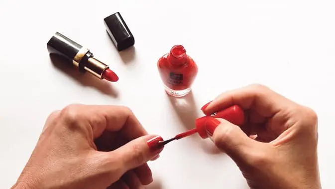 Warna kuku Red Cherry yang memancarkan kulit bersih. Sumber : purewow.com.