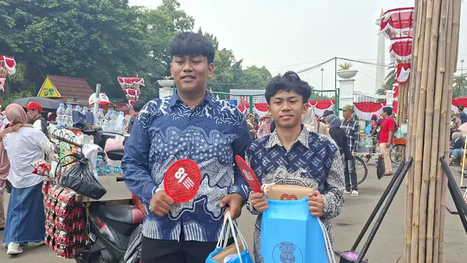 Antre Sejak Subuh, Warga Ungkap Isi Goodie Bag dari Prabowo di Upacara HUT RI Antre Sejak Subuh, Warga Ungkap Isi Goodie Bag dari Prabowo di Upacara HUT RI
