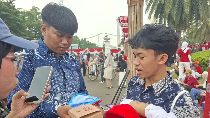 Antre Sejak Subuh, Warga Ungkap Isi Goodie Bag dari Prabowo di Upacara HUT RI Antre Sejak Subuh, Warga Ungkap Isi Goodie Bag dari Prabowo di Upacara HUT RI