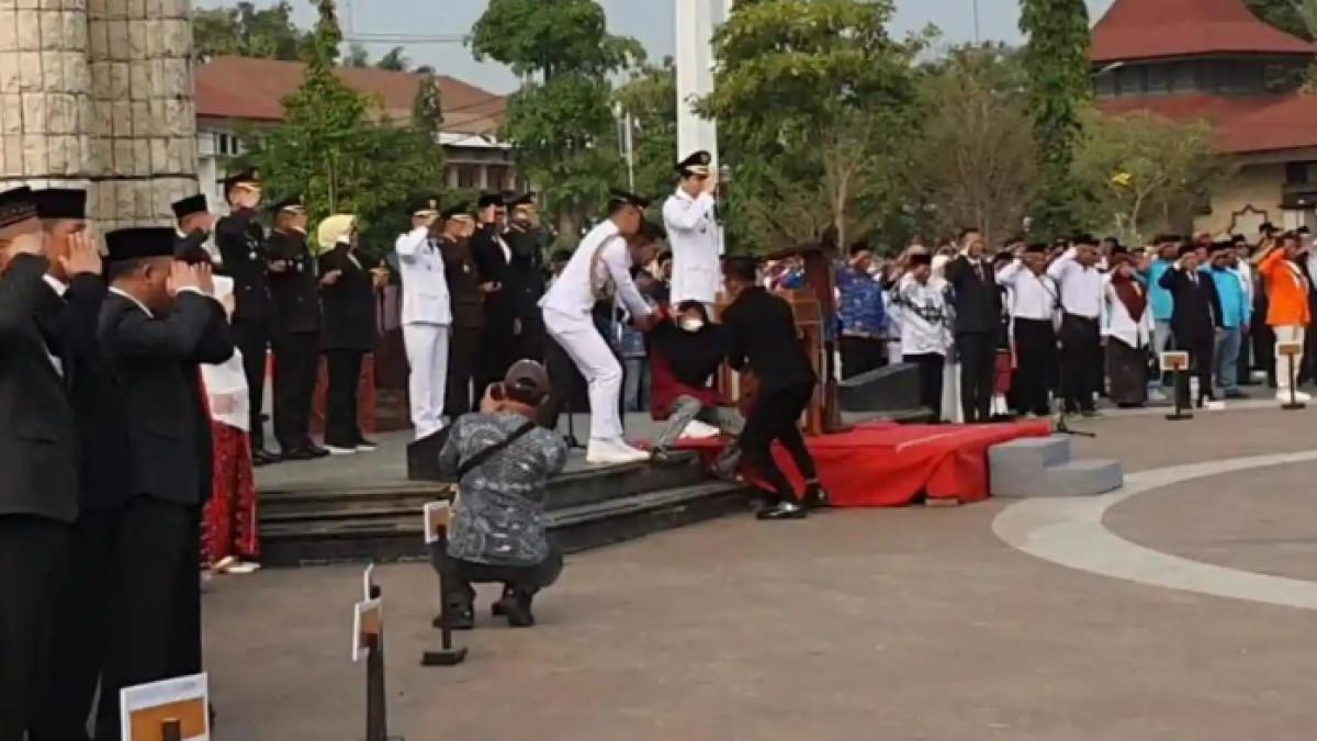 MENGAMANKAN ODGJ - Sejumlah petugas saat mengamankan ODGJ saat upacara HUT RI di Alun-Alun Indramayu, Jalan Letjen S Parman, Kecamatan/Kabupaten Indramayu, Jawa Barat, Kamis (17/8/2026)