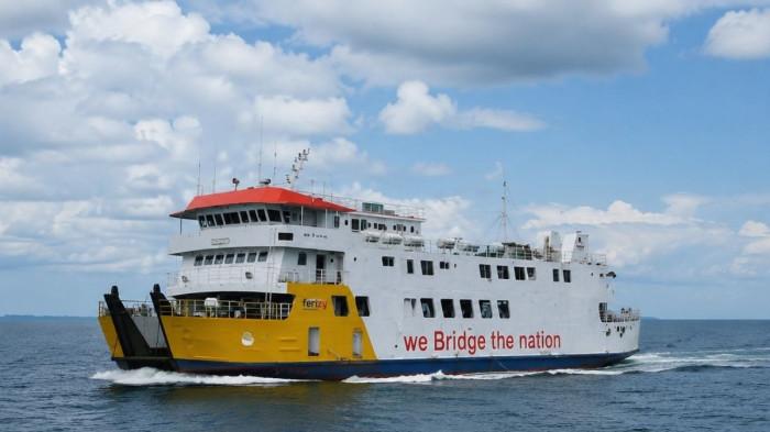 JADWAL KAPAL - Ilustrasi Kapal Ferry yang berlayar di tengah laut.