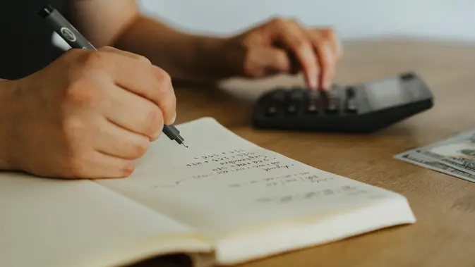 Mulai dari mencatat pengeluaran hingga menentukan target tabungan. [Dok/Pexels.com/olia danilevich].