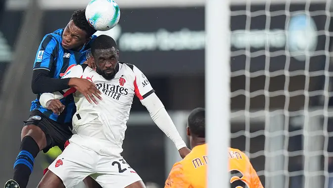 atalanta vs ac milan Honest Ahanor berebut bola udara dengan Fikayo Tomori dalam laga Serie A antara Atalanta vs AC Milan di Gewiss Stadium, 29 Oktober 2025. (Spada/LaPresse via AP)