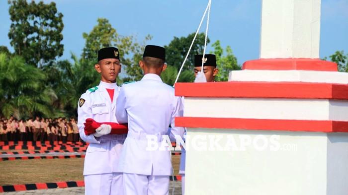 Kibarkan Bendera - Ghazi Alvarenza bersama kedua rekannya ketika bertigas mengibarkan bendera pada HUT Ke-81 Kemerdekaan Republik Indonesia di Kantor Bupati Bangka Selatan, Senin (17/8/2026). Walaupun sempat gugup Ghazi berhasil melaksanakan tugasnya.