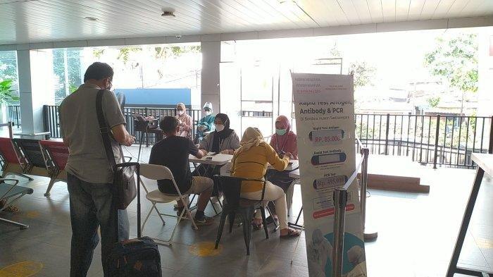 Situasi pemeriksaan tes swab PCR di Bandara Husein Sastranegara Bandung.
