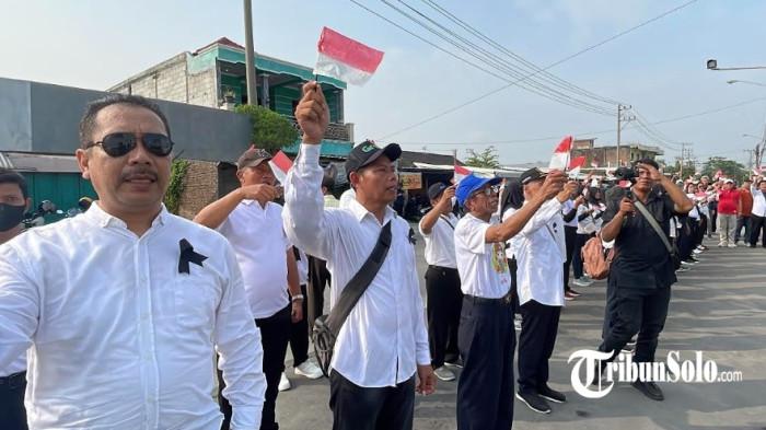 TAK MERASA MERDEKA - Ratusan eks karyawan PT Sri Rejeki Isman Tbk (Sritex) menggelar upacara peringatan HUT ke-81 Kemerdekaan Republik Indonesia di kompleks PT Sritex, Jalan KH Samanhudi, Sukoharjo, Jawa Tengah, Senin (17/8/2026). Bagi mereka, kemerdekaan belum sepenuhnya dirasakan selama hak pesangon pasca-PHK masih belum dibayarkan.