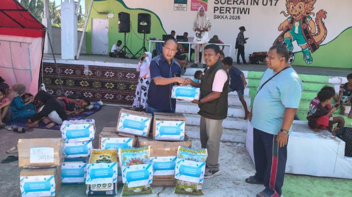 BANTUAN PEMBACA KOMPAS - Penyerahan bantuan kemanusiaan dari pembaca Kompas kepada para penyintas gempa bumi Flores yang mengungsi di posko Stadion Gelora Samador, Maumere, Kabupaten Sikka, NTT, Senin (17/8/2026).