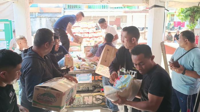 PENYINTAS GEMPA FLORES  - Penyerahan bantuan kemanusiaan dari pembaca Kompas kepada para penyintas gempa bumi Flores yang mengungsi di posko Stadion Gelora Samador, Maumere, Kabupaten Sikka, NTT, Senin (17/8/2026).