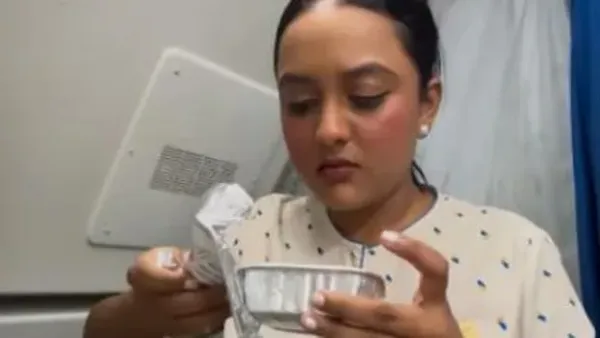 Cara pramugari makan di pesawat