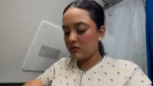 Cara pramugari makan di pesawat