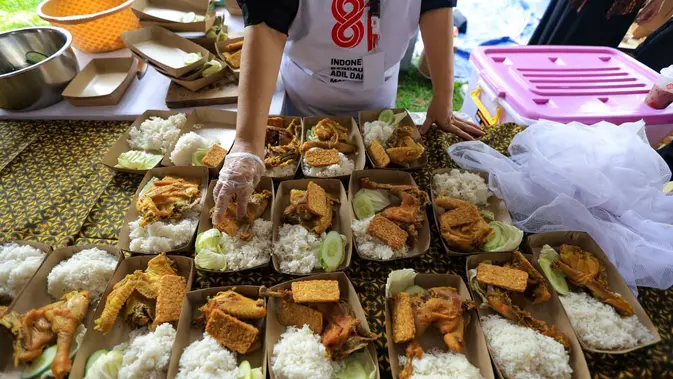Pihak Istana mengundang puluhan Usaha Mikro, Kecil, dan Menengah (UMKM) untuk menyajikan makanan tradisional dalam perayaan HUT ke-81 RI di Istana Merdeka, Jakarta. (Liputan6.com/Lizsa Egeham)