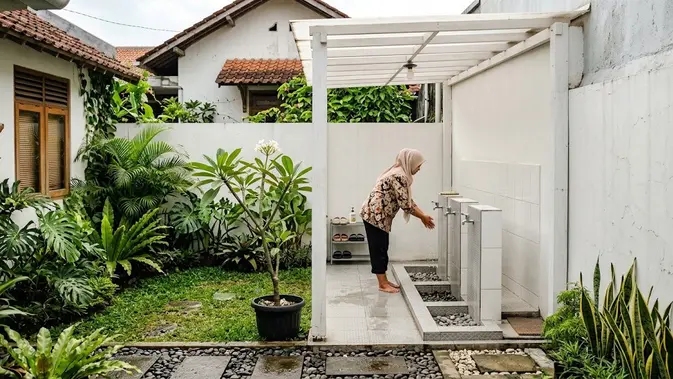 Model Tempat Wudhu Minimalis Dekat Taman. (AI Generated)