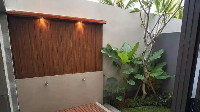 Model Tempat Wudhu Minimalis Dekat Taman. (AI Generated)