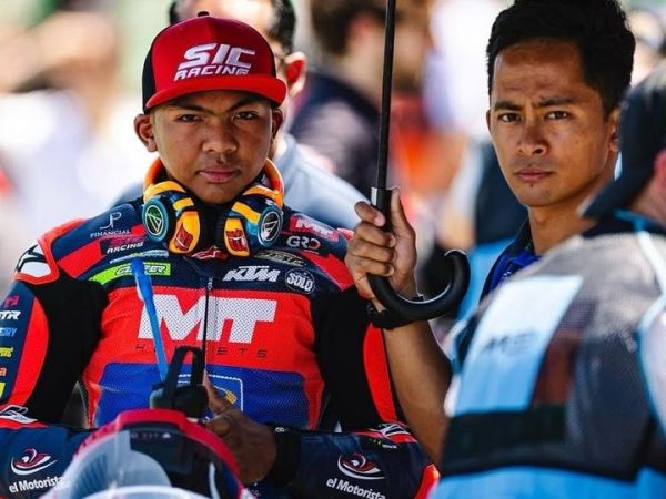 Pembalap Malaysia, Hakim Danish Ramli, bersama mentornya, Zulfahmi Khairuddin, menjelang balapan Moto3 Thailand 2026.