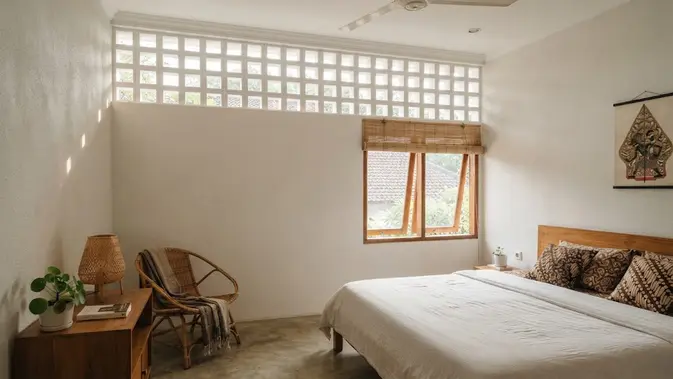Roster minimalis untuk ventilasi kamar yang tetap terang dan terjaga privasinya model kotak dengan lubang simetris (AI generated)