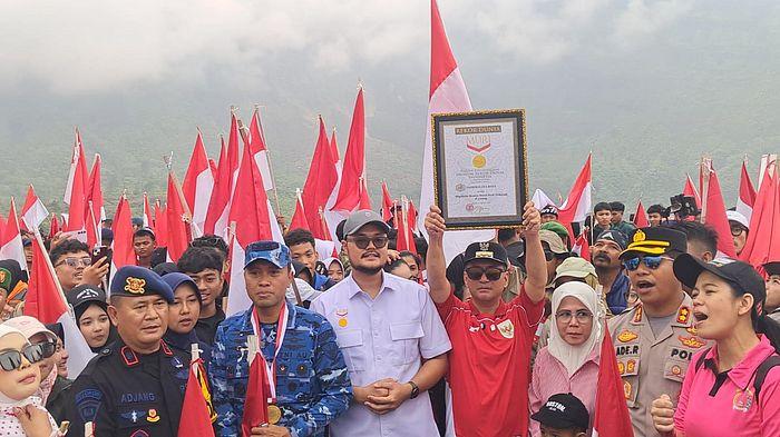 CETAK REKOR MURI - Pemerintah Kabupaten Tasikmalaya berhasil memecahkan rekor MURI setelah mengibarkan sebanyak 2.681 bendera Merah Putih di kawasan Gunung Galunggung dalam rangka memperingati HUT ke-81 RI, Senin (17/8/2026).