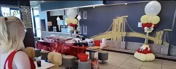 Nikah di Gerai McD Tempatnya Kerja, Wanita Ini Masih Layani Pelanggan!