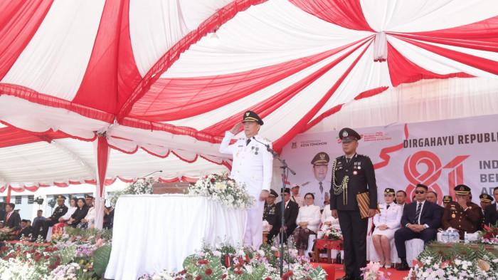 UPACARA RI - Pemerintah Kota Tomohon menggelar Upacara Pengibaran Bendera Merah Putih dalam rangka memperingati Hari Ulang Tahun (HUT) ke-81 Kemerdekaan Republik Indonesia di Stadion Babe Palar Tomohon, Senin (17/8/2026). Upacara berlangsung khidmat. Wali Kota Tomohon Caroll Senduk bertindak sebagai Inspektur Upacara.