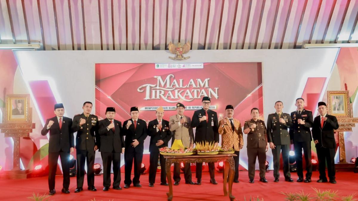 HUT RI KLATEN -  Jajaran Forkopimda dan tamu undangan berfoto bersama seusai Malam Tirakatan HUT ke-81 RI di Pendopo Pemkab Klaten.
