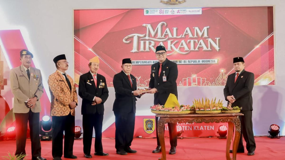 HUT RI KLATEN -  Prosesi pemotongan tumpeng menjadi bagian dari rangkaian Malam Tirakatan HUT ke-81 Kemerdekaan Republik Indonesia di Pendopo Pemkab Klaten.