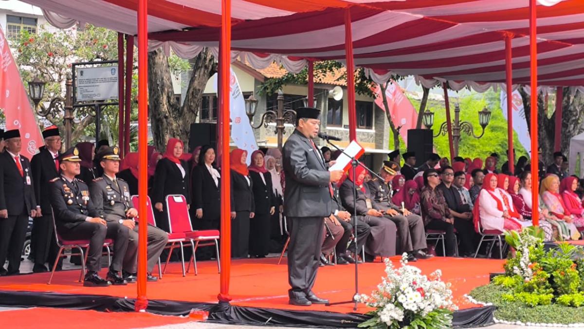HUT RI KLATEN - Ketua DPRD Klaten Edy Sasongko, bertindak sebagai pembaca undang-undang di upacara Hari Kemerdekaan ke-81 Republik Indonesia, Senin (17/8/2026).