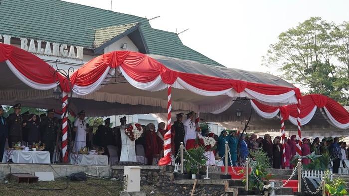 penghormatan saat pengibaran bendera merah putih di Balangan