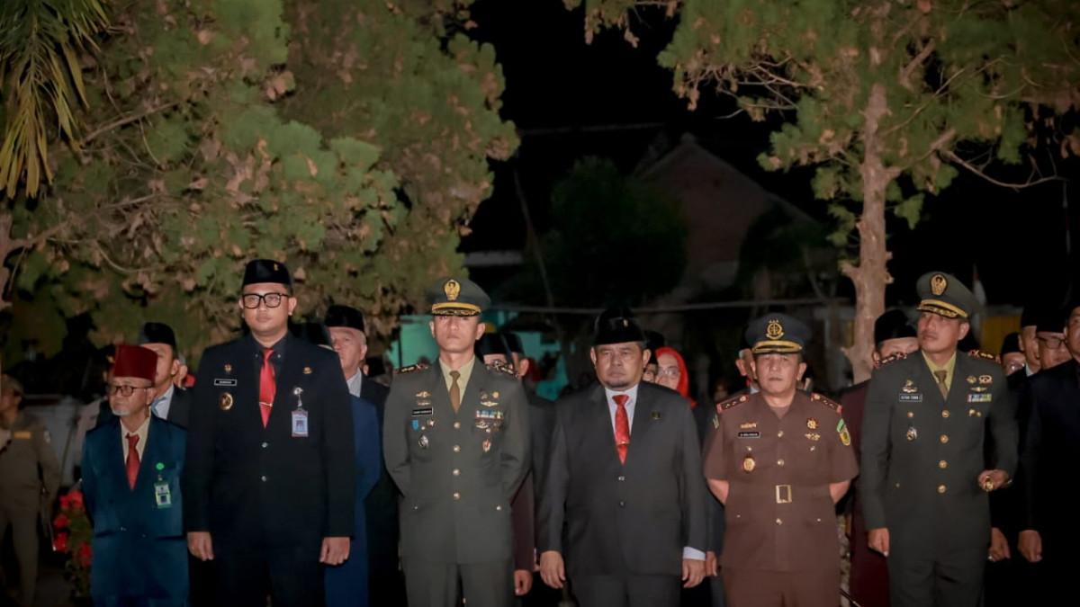 HUT RI KLATEN - Bupati Klaten Hamenang Wajar Ismoyo bersama jajaran Forkopimda mengikuti Apel Kehormatan dan Renungan Suci (AKRS) di Taman Makam Pahlawan (TMP) Ratna Bantala, Klaten, Minggu (16/8/2026) malam untuk mengenang jasa dan pengorbanan para pahlawan. 